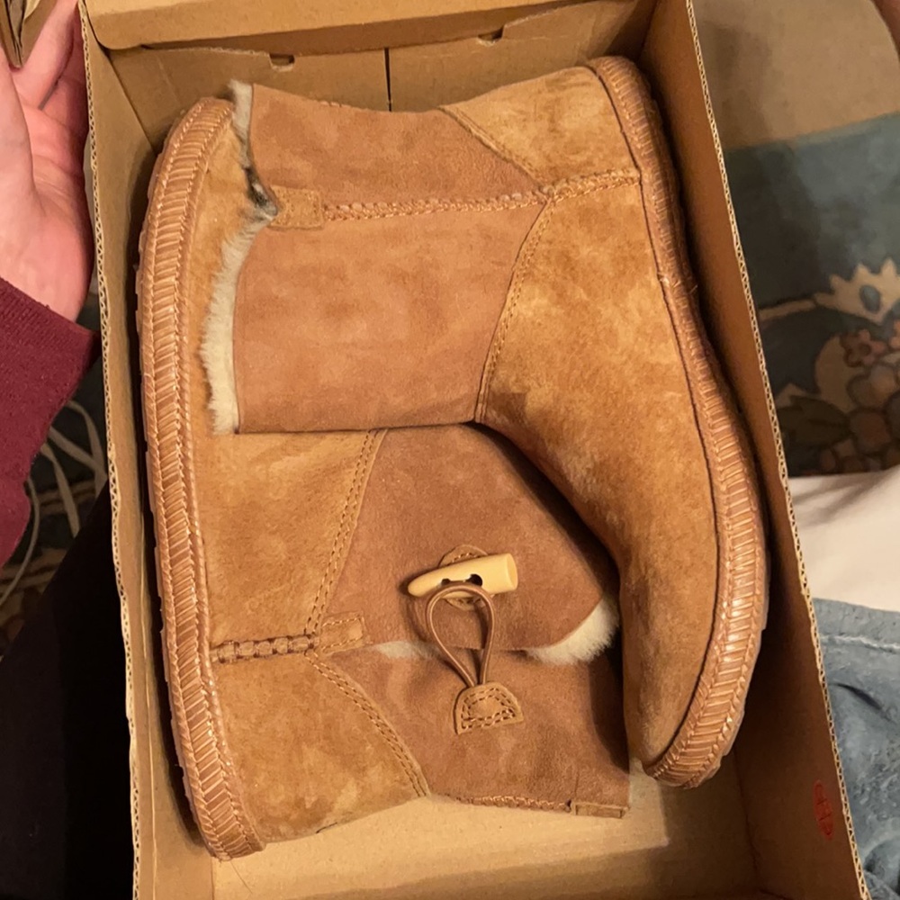 NIB size 8 moccasin UGG boots